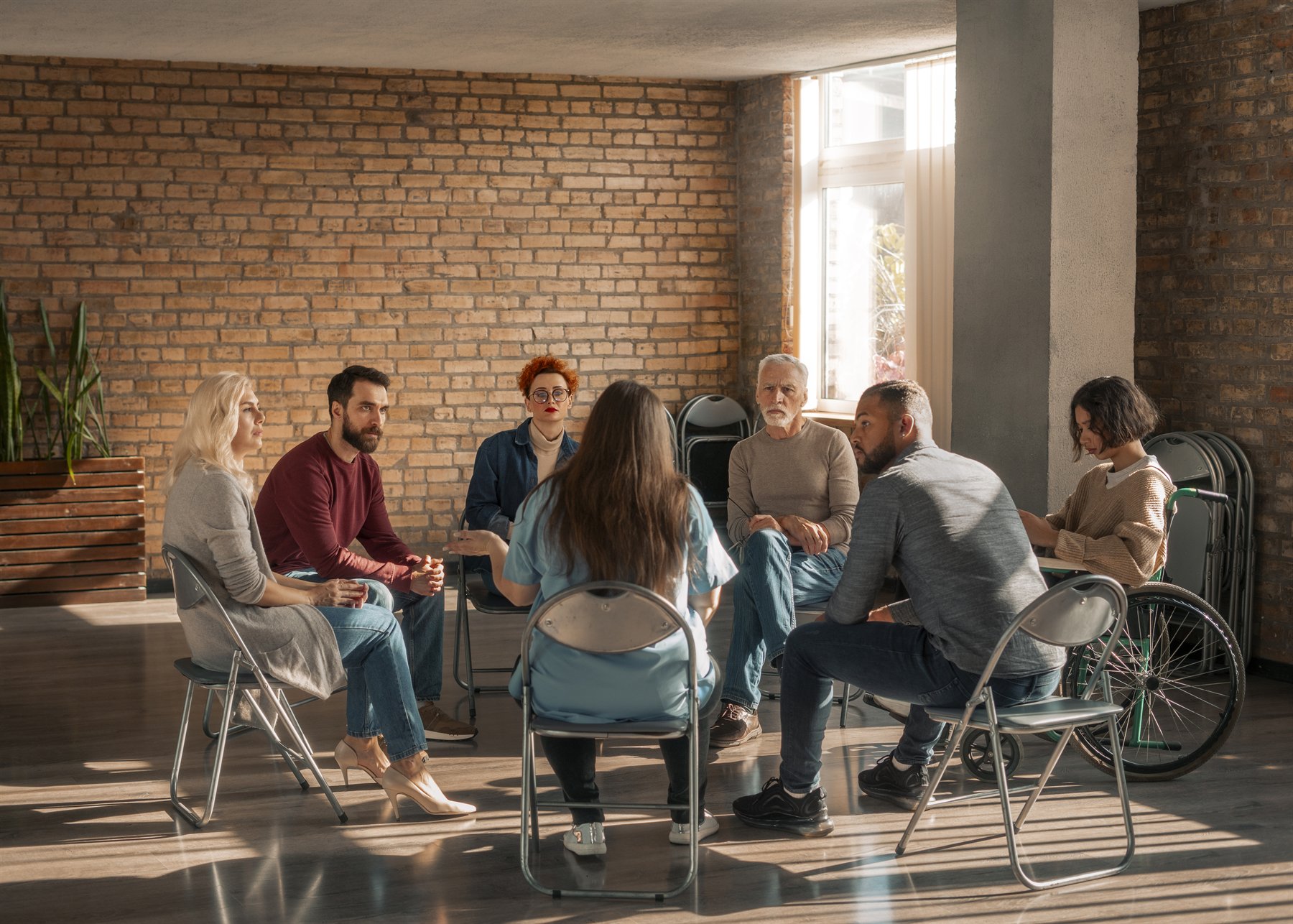 Plusieurs personnes réunies face à face dans un groupe de parole